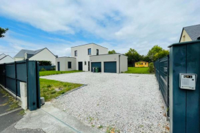 Contemporary house with garden in Saint-Cyr-sur-Loire